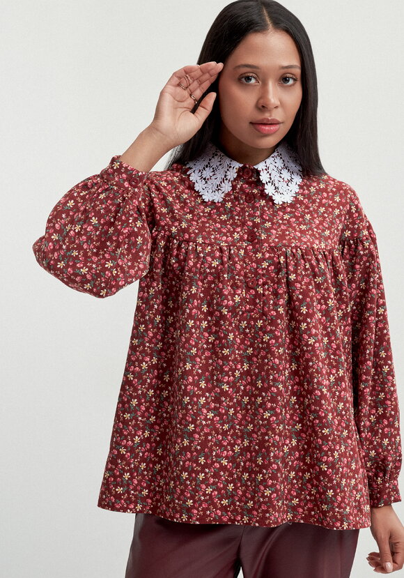 Блуза из микровельвета с ажурным воротником