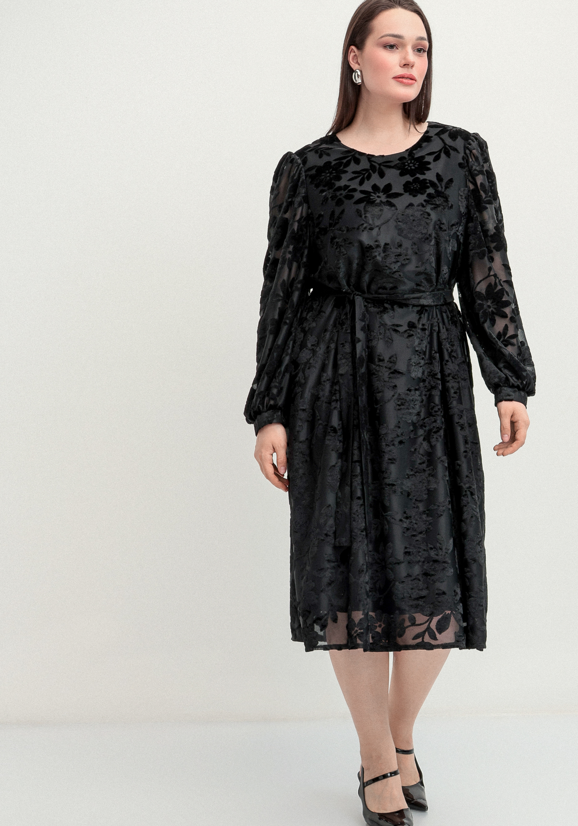 Платье с цветами из бархата