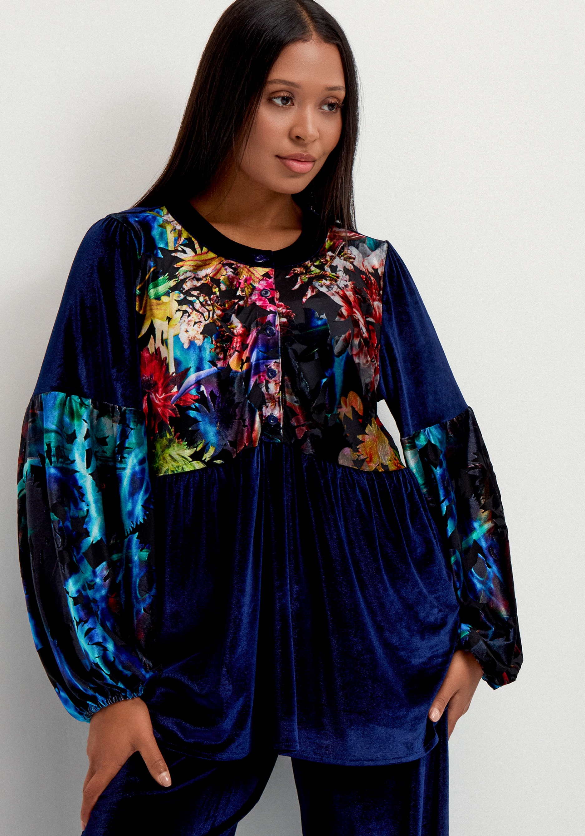 Блуза свободного кроя  с цветочными вставками