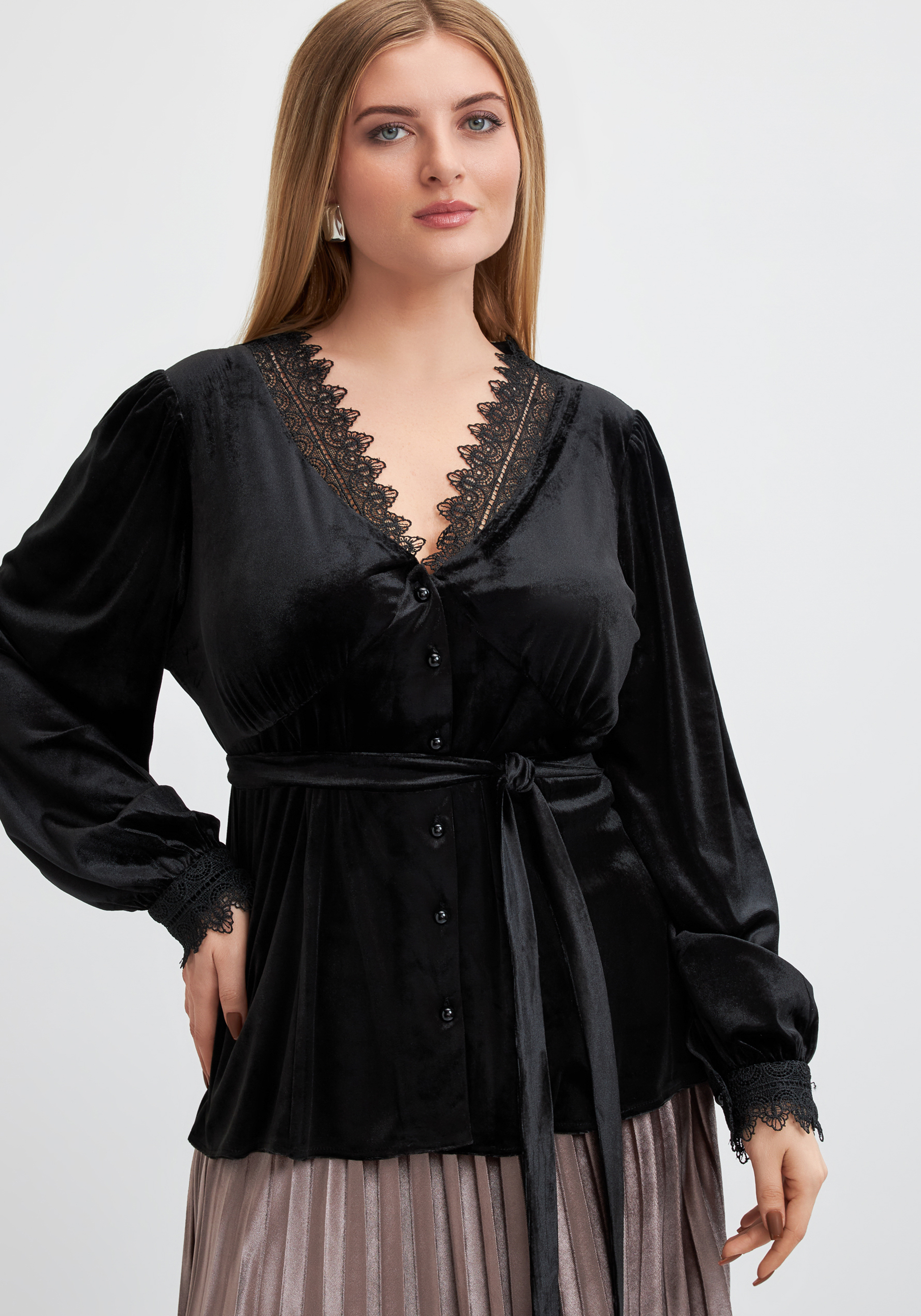 Блуза бархатная со вставками из кружева