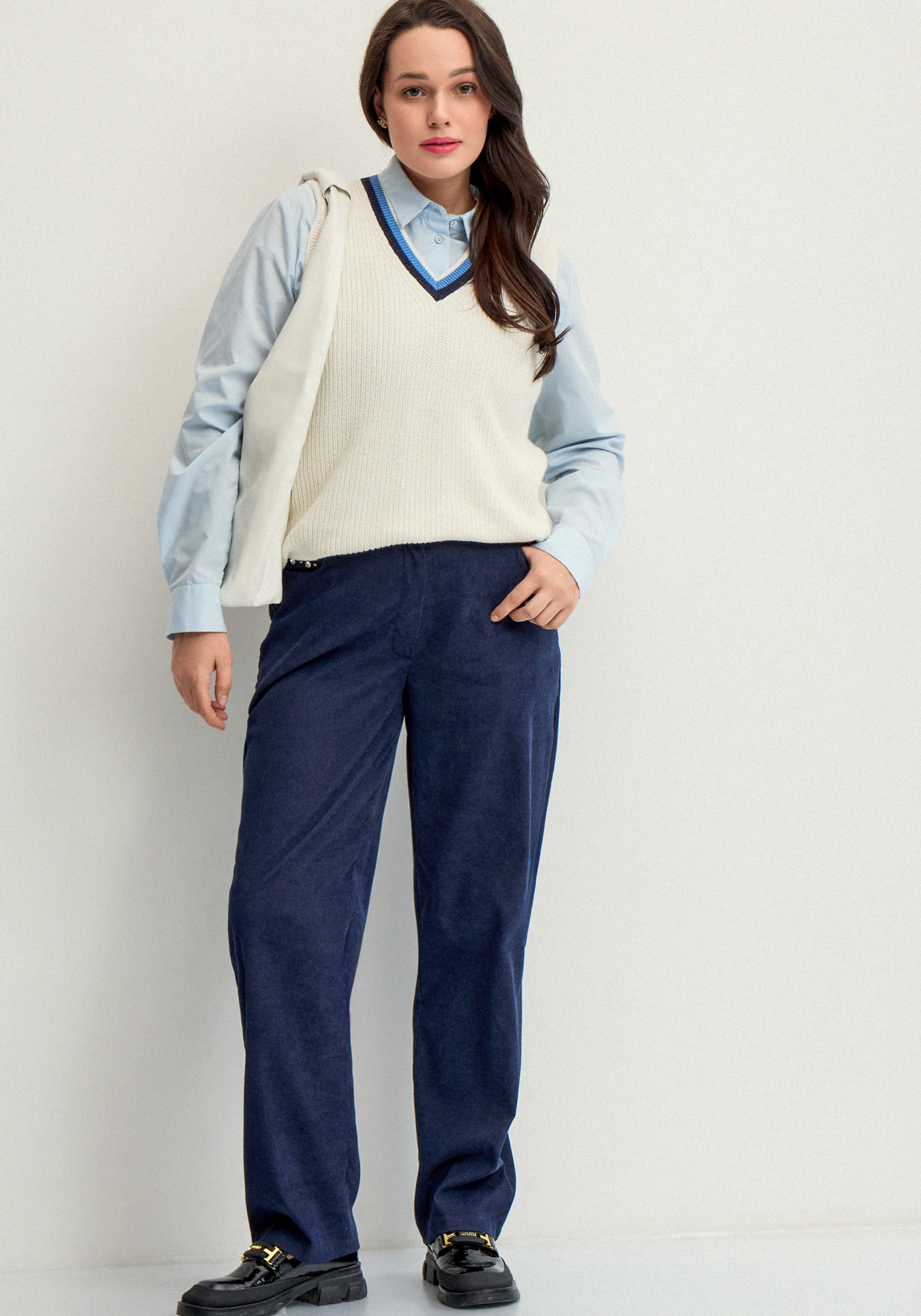 Брюки вельветовые со стразами на кармане