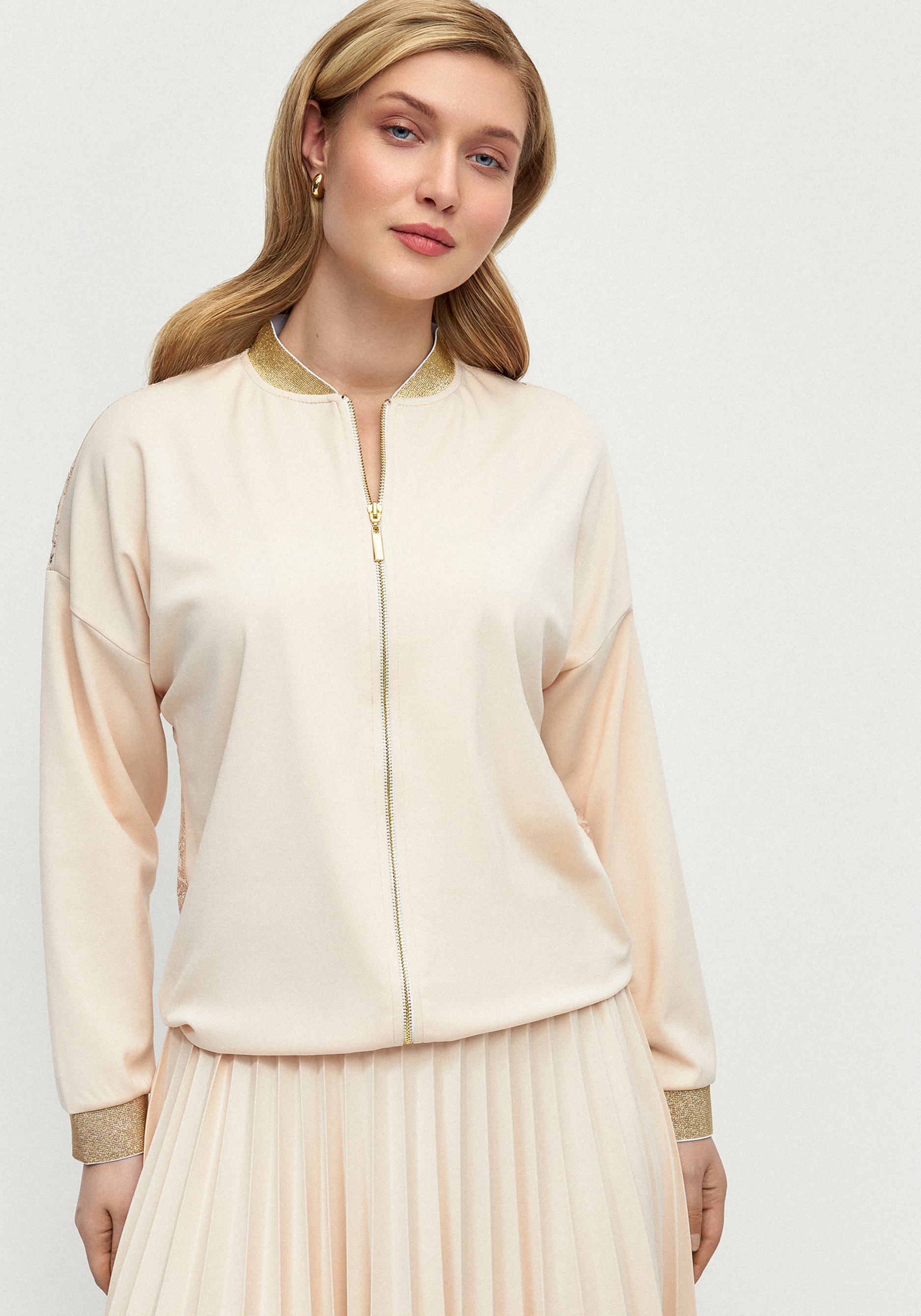 Бомбер трикотажный с ажурной спинкой