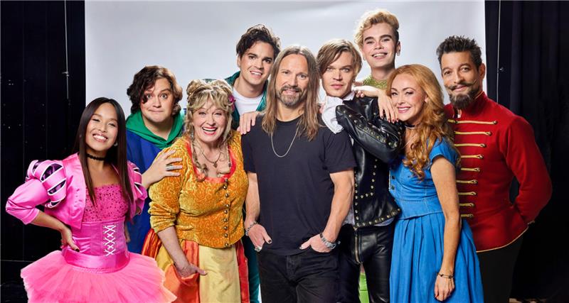 Bild på & Julia-ensemblen tillsammans med Max Martin