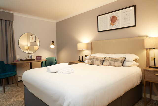 4* Northampton Stay: Dining & Leisure Access for 2