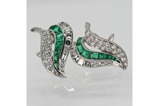 Paar Ohrclips mit 14 hochfeinen Smaragd-Carrées,…