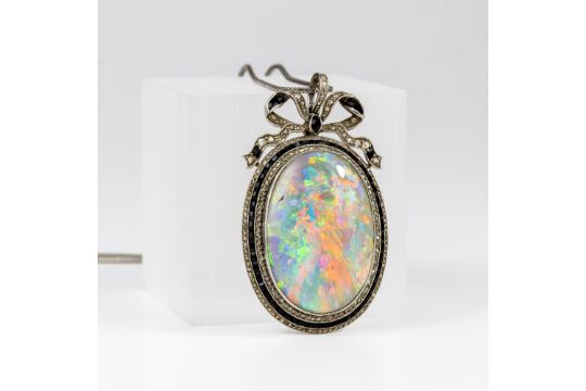 ANTIKES COLLIER MIT OPAL