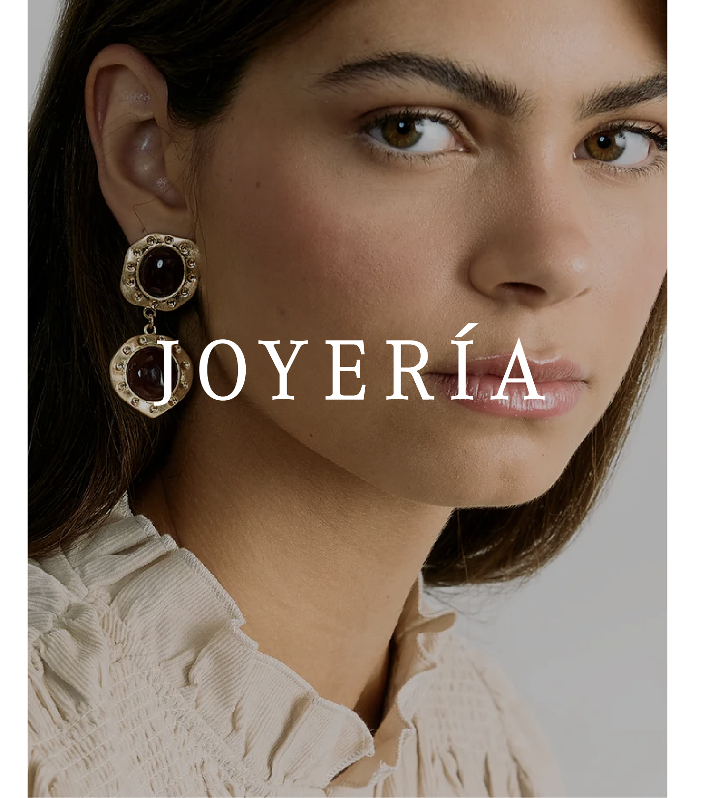 an image of a woman wearing a pair of earrings with the word joyeria
