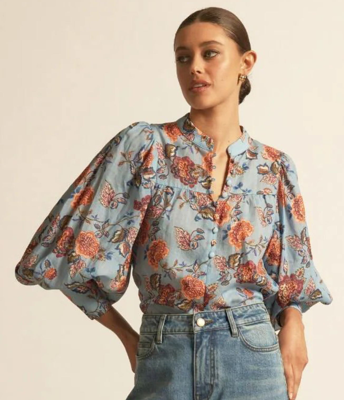 Vista Top.   A refined trans-seasonal essential. A balance of softness and structure for an effortless look and everyday ease. Set on a cool blue base with warm florals, Twilight Bloom feels balanced, feminine, and easy to wear.   Sizes to fit 10-18.