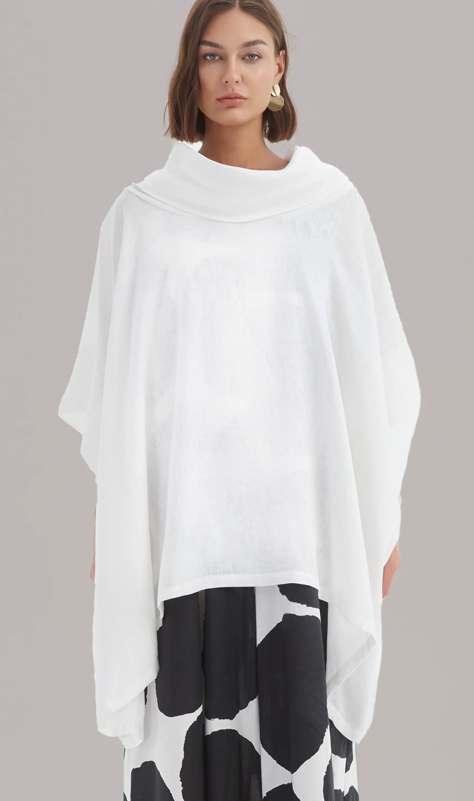 Tirelli  Oversized Collar Poncho  White  Sizes to  fit 10-24    WAS $239  TODAY $99  SAVE $140