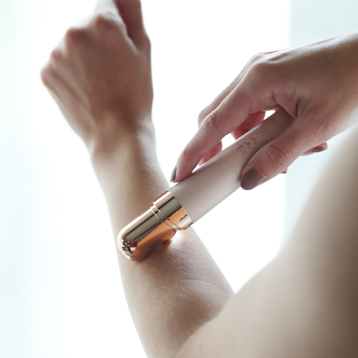 Unerwünschte Haare auf Armen entfernen