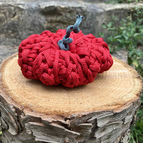 Horgolt rusztikus tök (dekoráció), meggypiros