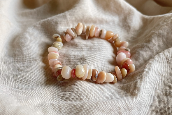 Törmelékköves rózsaopál ásvány karkötő