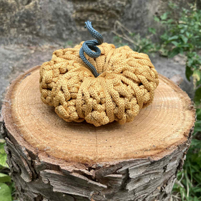 Horgolt rusztikus tök (dekoráció), mustársárga