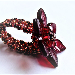 Bordó színű gyöngyből készült virág alakú gyűrű