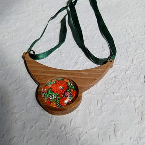 Matyó ékszer faalapban, folklór textil ékszer, magyaros ékszer, Hungarian jewellery, magyar motívum, magyar népviselet