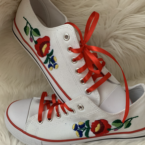 Menyasszonyi cipő kalocsai hímzéssel 