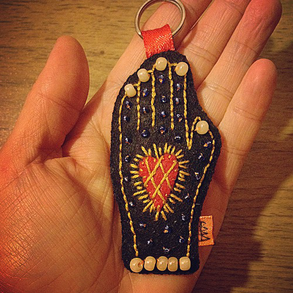 Sprirituális hangulatú filc kéz kulcstartó/táskadísz