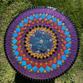 Színes kisasztal, lila,  mandala mintával, 