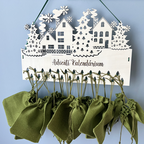 Fából készült adventi kalendárium, házikós design, névre szóló, 24 zsákkal