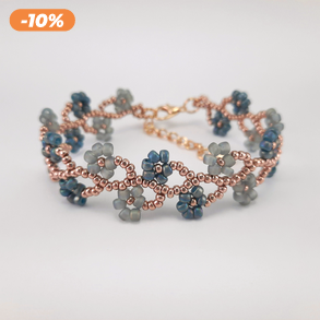 Gyöngyös virágos, színjátszós kék és szürke karkötő