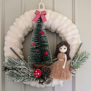 Karácsonyi ajtódísz / kopogtató makramé babával – piros, fehér és zöld koszorú babával