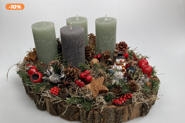 Hóembert építő gyerekekkel tarkított, 3 natúr zöld és 1 szürke gyertyás, adventi asztaldísz gazdagon díszítve (AW6)