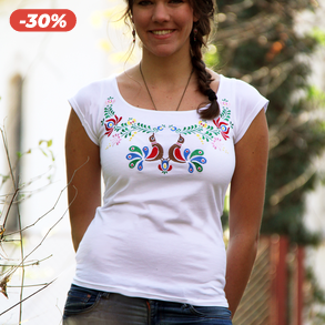 Hímzett fehér póló színes matyó madárkákkal