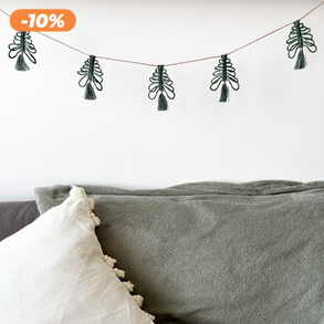 Karácsonyi girland makramé fenyőfákkal - sötétzöld színű fonalból, csillogó arany részletekkel