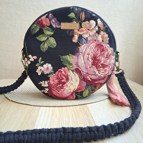 Fekete, rózsamintás körtáska, válltáska, valódi gobelin szövetből makramé vagy műbőr vállpánttal