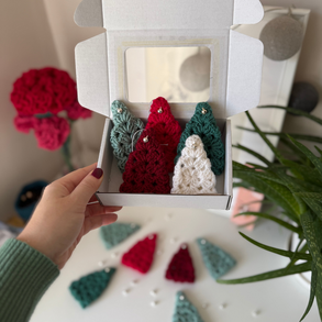 Horgolt karácsonyfa dísz csörgővel díszdobozban