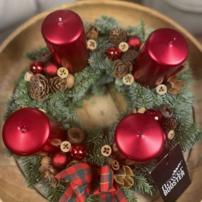 Élőfenyős adventi asztaldísz piros/bézs/fehér gyertyákkal