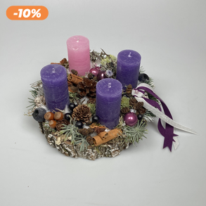Üveggömbökkel ékített, klasszikus színvilágú - 3 lila, 1 rózsaszín gyertyás, fakorongon nyugvó adventi asztaldísz (AW14)
