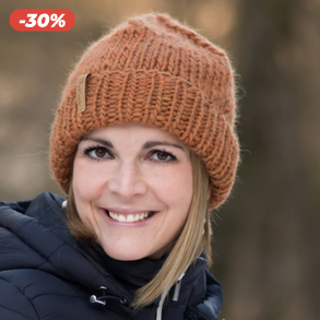 Fahéj színű, kötött felhajtós női sapka készletről