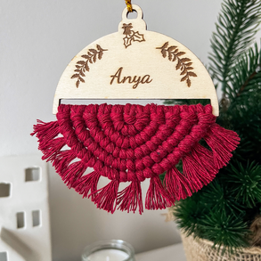 Egyedi, névre szóló kétoldalas makramé karácsonyfadísz, bordó színű fonalból, személyre szóló karácsonyi ajándék