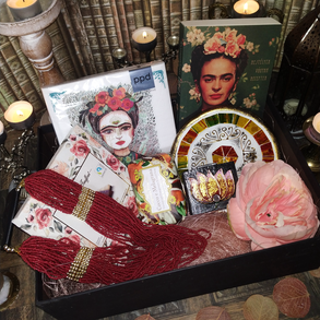 Frida ajándékcsomag csokoládéval ékszerrel nőnapra anyák napjára születésnapra névnapra karácsonyra