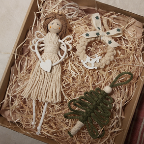 Makramé ajándékdoboz karácsonyi díszekkel