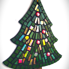 Mozaikos karácsonyfa falidísz – kézzel készült üvegmozaik dekoráció, fa alapon