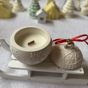 Kézműves gyertya karácsonyi gömbtégelyben – fa kanóccal