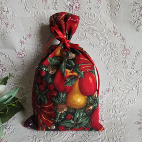 Karácsonyi mintás (masni, dió, fagyal, szilva, alma) mikulás zsák, textil ajándéktasak