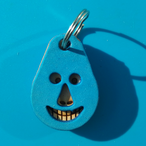 Kék, "Vidám Busó" kulcstartó. Gumírozott felület, gravírozott alappal. Vidámaknak jár, búsulóknak vidító ajándék.