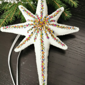 CSILLAGMAG-CSÚCSDÍSZ A KARÁCSONYFA ÉKE FEHÉR TERMÉSZETES ANYAG GYAPJÚFILC GYAPJÚ HÍMZÉSSEL GYÖNGYÖKKEL SZATÉNSZALAGGAL 