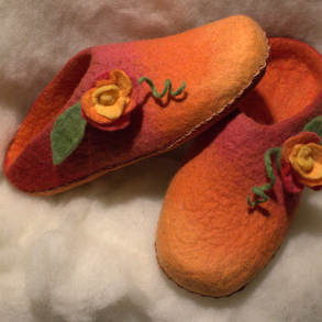 Nemezpapucs rávarrt nemezrózsákkal házicipő, mamusz 38-as méret