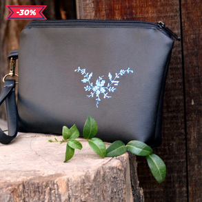 Csuklótáska textilbőrből keresztszemes hímzéssel díszítve