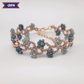 Gyöngyös virágos, színjátszós kék és szürke karkötő