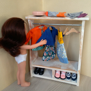 Babaruha gardrób, 5 db vállfával Paola Reina babáknak