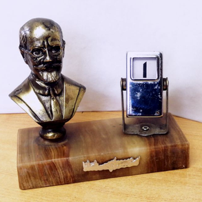 Retro Szobros forgós naptár Kréta szigetéról. Onix talapzaton