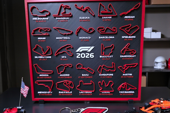 Forma 1  2026-os versenynaptár ajándék F1 kulcstartóval