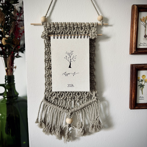 Naptár makramé tartóval 