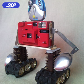 Piros retro fényképezőgép robot mozgatható karokkal  újrahasznosított tárgyakból fotósoknak férfiaknak