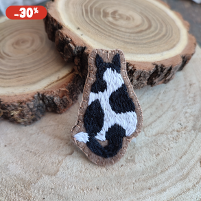 Kézzel hímzett cicás bross 